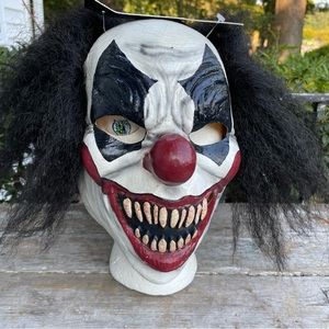 Spirit Halloween creepy clown mask nwt